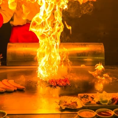 Dîner dans un restaurant Teppanyaki